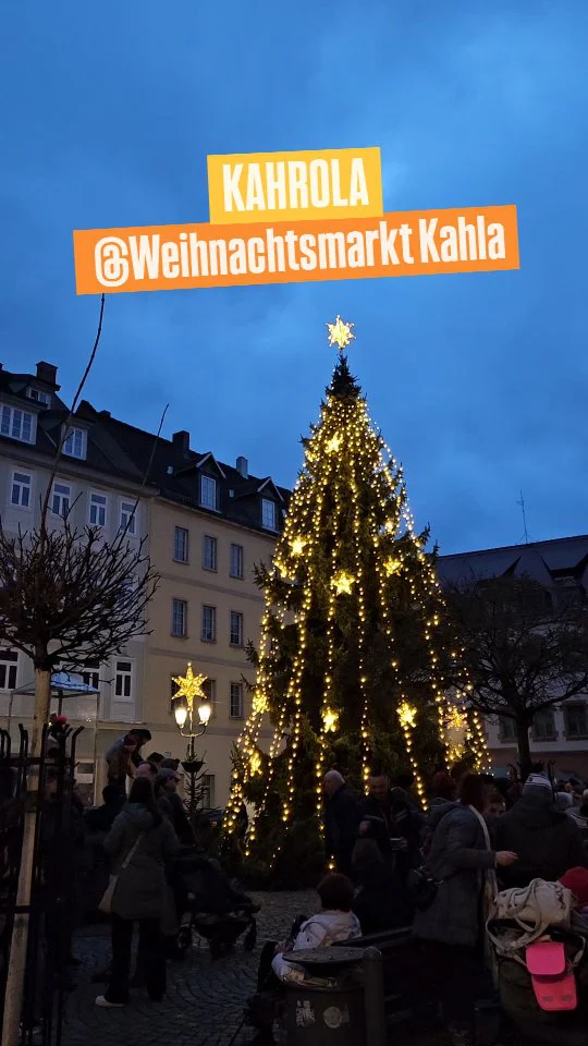 Das war der Weihnachtsmarkt 2025! ✨️

Danke an die vielen coolen Vereine, die den Weihnachtsmarkt in Kahla jedes Jahr möglich machen! Wir haben uns gefreut zum ersten Mal Teil davon zu sein. 
Vielen Dank an dieser Stelle an @kahlaporzellan für die tollen Tassen zum bemalen! 

Neben Thüringer Detscher vom Städtepartnerschaftsverein (unser persönliches Highlight 🫶) gab es tolle Verpflegung von @feuerwehr.kahla und @bsgchemiekahla. Alle Schulen waren da sowie die Kindergärten. Auch ein Stand aus der Ukrainischen Community war dabei. Und noch viele mehr! 

Kommt nächstes Jahr unbedingt mal vorbei, falls ihr noch nicht da wart! 😊📢