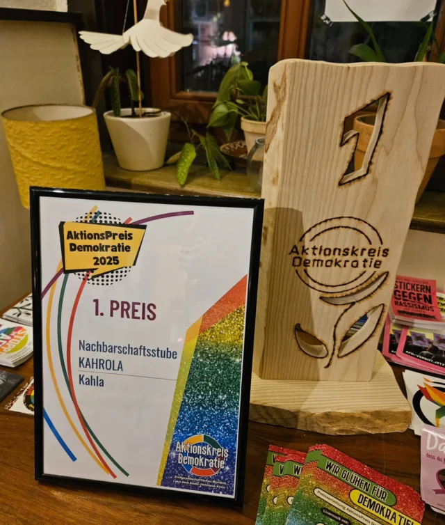 Der AktionsPreis Demokratie ist in der KAHROLA angekommen. Nochmals vielen lieben Dank an @akdemokratie für die Sichtbarkeit und Wertschätzung. Auch ein großes Danke an Judith von den @omasgegenrechts_jena für die tolle Laudatio! Wir werden einen tollen Platz dafür finden. Herzlichen Glückwunsch auch an alle anderen Preisträger*innen und Nominierten ✨️

Der Aktionspreis ist auch rein ehrenamtlich und durch Spenden gewuppt. Schaut da auf jedenfall auch immer vorbei, wenn ihr einen Taler oder liebe Worte über habt!