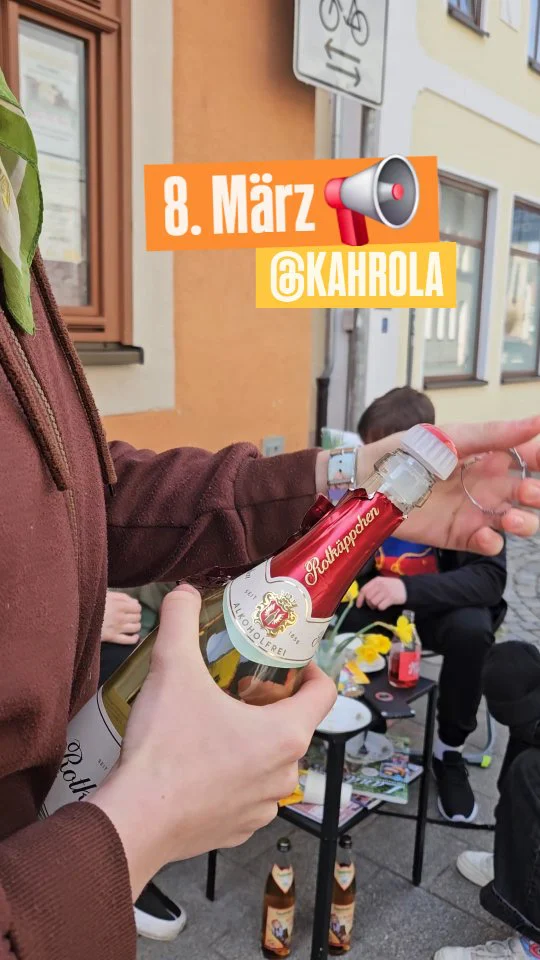 8.März in der Kahrola ✊️🌻☕️

Wir hatten bestes Wetter und haben spontan alles nach Draußen verlegt. Danke für die Mitgebrachten Texte und Geschichten. Zum Beispiel wurde @gritka_grit gelesen (Stichwort "Kittelschürze") und @andreateichmann04 hat einen selbstgeschriebenen Text mitgebracht uvm. 

Bis nächsten Sonntag!  Da kommt @ohwieosten in die Kahrola. Ein Highlight jagt das Nächste ✨️

#internationalwomensday
#8mrz #kahla #womensupportingwomen #queerrights