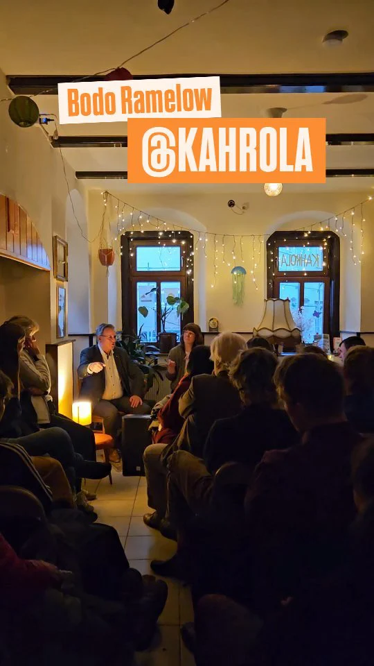 Vielen Dank an @bodo.ramelow fürs Buchvorstellen ("Die neue Mauer?") und Viktoria Kamuf für die Moderation - die KAHROLA war voll!
Danke auch an alle, die Fragen gestellt und diskutiert haben. Und natürlich gab es auch wieder super Verpflegung 🤩

Wir freuen uns auf unser Jubiläum am Sonntag. Gleich 2 Highlights in einer Woche!

Was bewegt Euch beim Thema Ost/West? Wo verläuft die neue Mauer für Euch? Schreibt es gern, in die Kommentare.