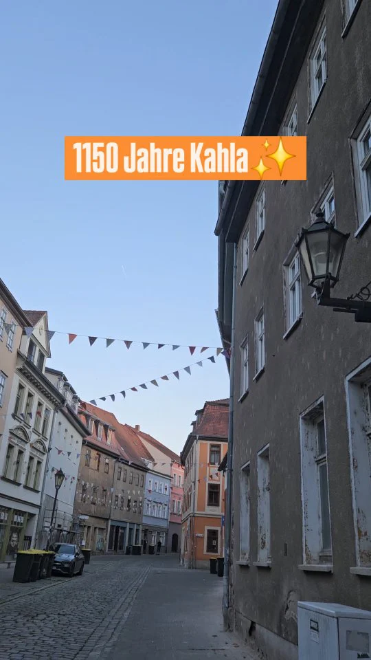 🥳 Nächste Woche starten die Feierlichkeiten zu 1150 Jahre Kahla - in der Stadt wird sich schon fleißig vorbereitet! Woran erkennt ihr, dass es bald los geht? 

Es gibt ein buntes Programm und wirklich für jedes Alter was dabei. Mehr Infos bei @kahla_torzumsaaletal und auf der Website der Stadt. Richtig cool, was da auf die Beine gestellt wird.

Am 6. Juni gibt es bei uns eine Lyrik-Lesung ab 15 Uhr und am 7. Juni haben wir auch das Sonntagscafé länger offen. Wenn ihr also mal ne Pause braucht oder abkühlen wollt, kommt gern auch in der Kahrola vorbei 😊