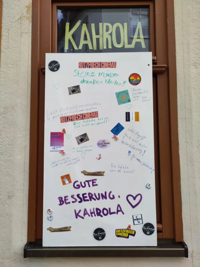 ⚠️ Freitag Nacht erreichte uns eine ungewöhnliche Spende ⚠️ 

Als Beistand gegen die nächste Hitzewelle haben unbekannte Helfer*innen mittels Steinschlag ein neues Belüftungssystem in der Kahrola ermöglicht. 
Die Unterstützung zeigt schon ihre Wirkung: mehr denn je ist die Kahrola entschlossen, ein fester Bestandteil der Innenstadt in Kahla zu bleiben! 🏳️‍🌈📢❤️‍🔥