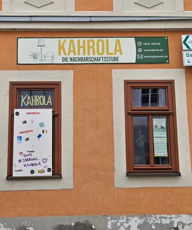 Juli-Dump ✨️ 

Auch wenn es hier nicht immer so sichtbar ist, im Juli war viel los. 

"Solidarität ist eine Waffel" ist das Zitat des heutigen Sonntagscafès. Danke an die große Anteilnahme und Unterstützung aus der Nachbarschaft und den umliegenden Orten. 

Danke für das tolle Schild und die neuen Fenster.

Genießt den Sommer und kommt gern auf eine kühle Brause in der Kahrola vorbei. Wir planen auch gerade fleißig an den nächsten Veranstaltungen 🔥